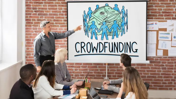 رض تقديمي لمفهوم التمويل الجماعي (Crowdfunding) في قاعة اجتماعات.